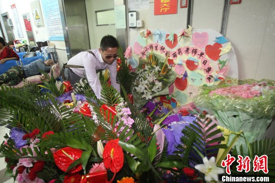 5月15日，哈尔滨医科大学附属第一医院，各界人士纷纷送花慰问“最美教师”张丽莉，为她祈福。小刚 摄 CFP视觉中国