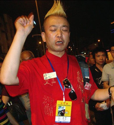 这身行头，很难有人相信他是真乞丐。图/记者 陈斌