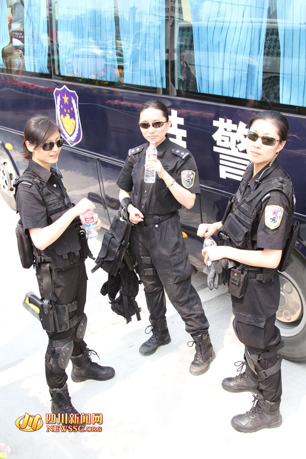 女子特警在警卫安保勤务间隙女子特警在警卫安保勤务间隙女子特警在