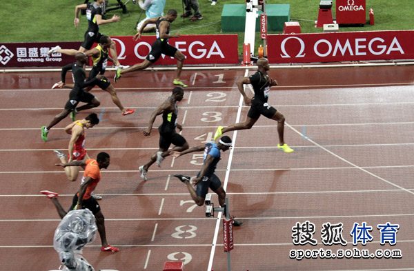 组图:鲍威尔百米赛中表情从容 苏炳添望尘莫及