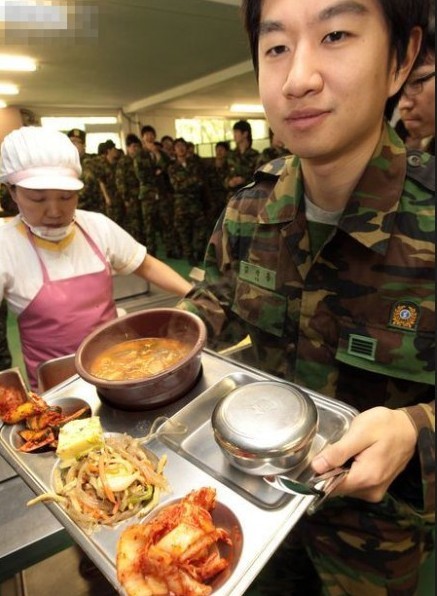 退出现役后的预备部队老兵年度定期集训就餐。