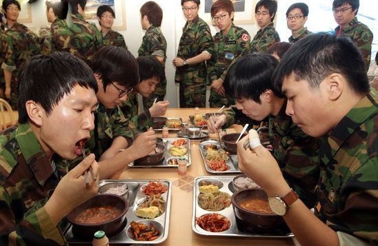 退出现役后的预备部队老兵年度定期集训就餐。