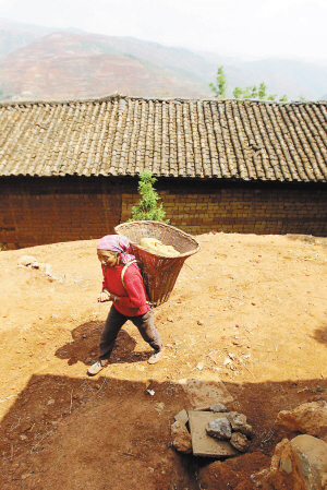67岁的彭绍华每天都要去水源点背水。