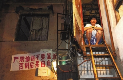 傍晚来临，宋稳朝经常像这样坐在二楼门口看着湘江发呆。