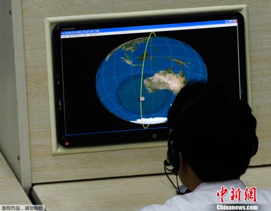 2012年4月11日，朝鲜卫星控制综合指挥所向国际媒体开放，图为科学家们在时刻监控着发射台上的火箭。朝鲜官方表示，卫星将于当地时间4月12日到4月16日之间发射。