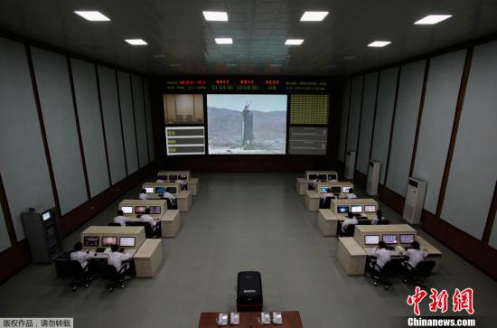 2012年4月11日，朝鲜卫星控制综合指挥所向国际媒体开放，图为科学家们在时刻监控着发射台上的火箭。朝鲜官方表示，卫星将于当地时间4月12日到4月16日之间发射。