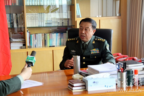 济南军区范长龙司令员正在接受采访