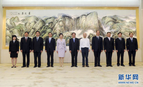 5月23日，中共中央政治局常委、中央纪委书记贺国强在北京人民大会堂会见陈超英亲属和陈超英同志先进事迹报告团成员。 新华社记者 张铎 摄