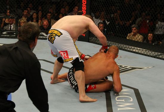 图文:ufc146期精彩图集 尼尔森重击ko对手