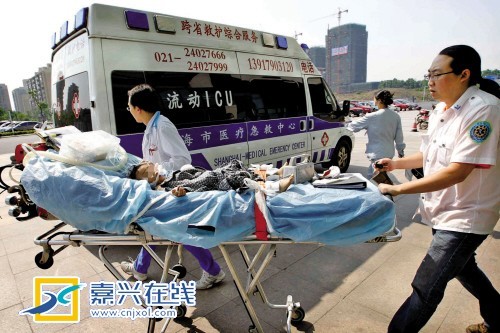 上海医疗急救中心流动ICU急救车带着二巯基丙磺酸钠赶到嘉兴，接上中毒的孩子送往上海的复旦大学附属儿科医院抢救。