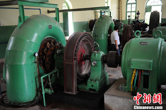 5月28日,石龙坝水电站百年前的发电机组运行到现在中新社发 任东 摄