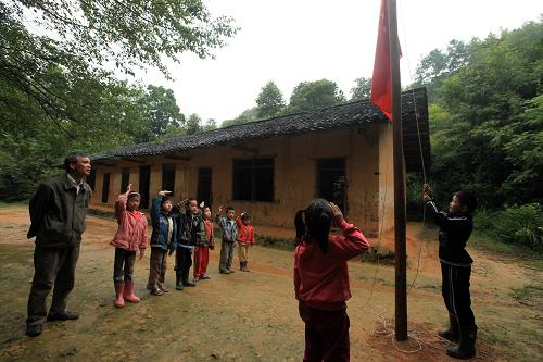 瑶族山乡“微小学”升国旗 庆“六一”