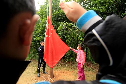 5月31日，广西柳州市融安县大坡乡同仕村山庄屯教学点举行首次升国旗仪式。 新华社发（谭凯兴 摄）