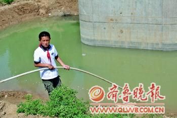 13岁的黄志磊就是用这根管子将4名落水儿童全部救起。本报记者 王忠才 摄