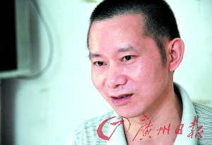 邓明建在采访中数次落泪。 记者黎旭阳 摄