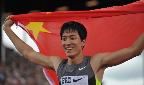 图文尤金站110米栏刘翔夺冠飞人身披国旗