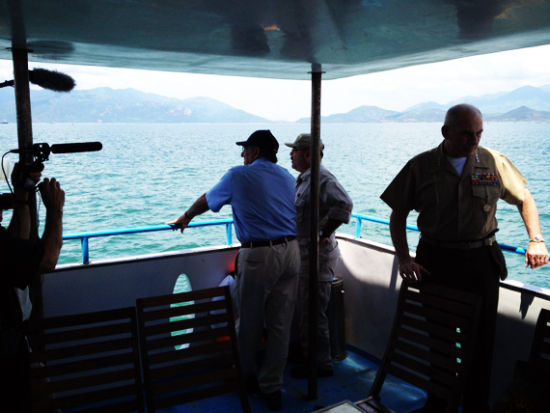 美国国防部长帕内塔访问金兰湾