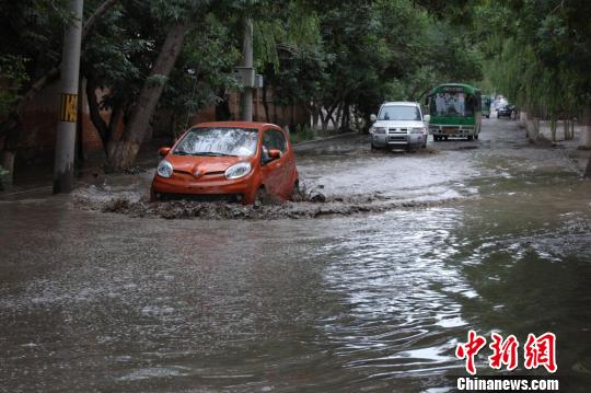 强暴雨使肃州城区多处地段深度积水。于成哉 摄