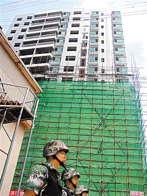 17层违建与周边建筑相比有些鹤立鸡群。