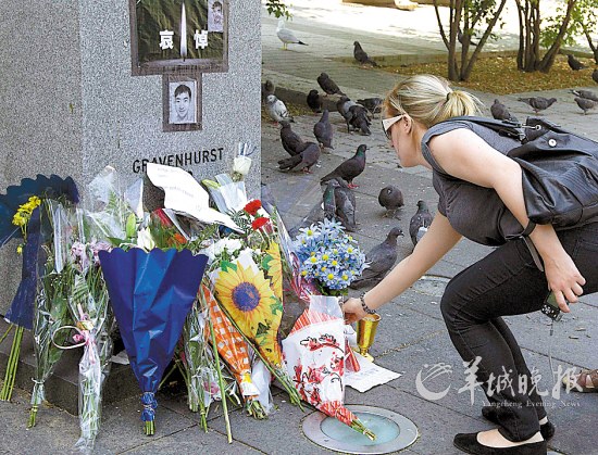 6月6日，在加拿大蒙特利尔康科迪亚大学，一名女子将鲜花放在被害中国留学生林俊纪念碑前。 新华社发