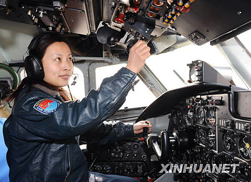 2009年2月11日，空军女飞行员王亚平在山东潍坊执行人工增雨任务，配合当地抗旱救灾。新华社发(沈玲 摄)