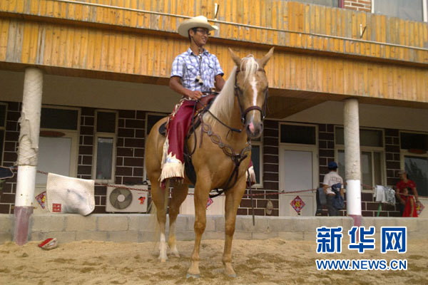青岛农业大学马科专业大二学生沈业挺在学习骑术。图片由本人提供