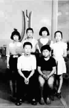图为段绪钧老师珍藏的保送生照片，后排右二为刘洋 图片来源《郑州日报》