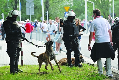波兰警察放狗驱逐闹事球迷。