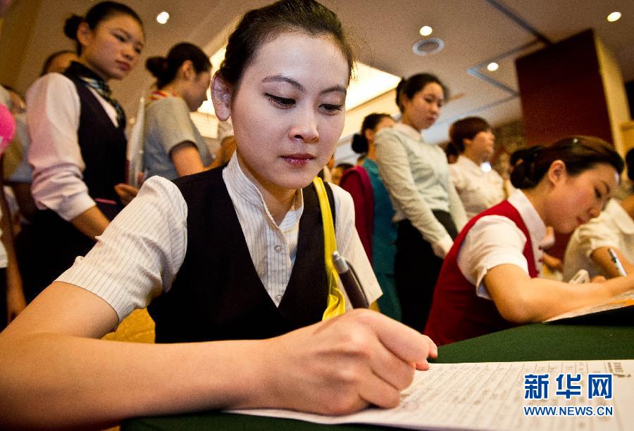 當日,深圳航空公司在天津面向全國招聘空乘人員,為即將畢業的大學生