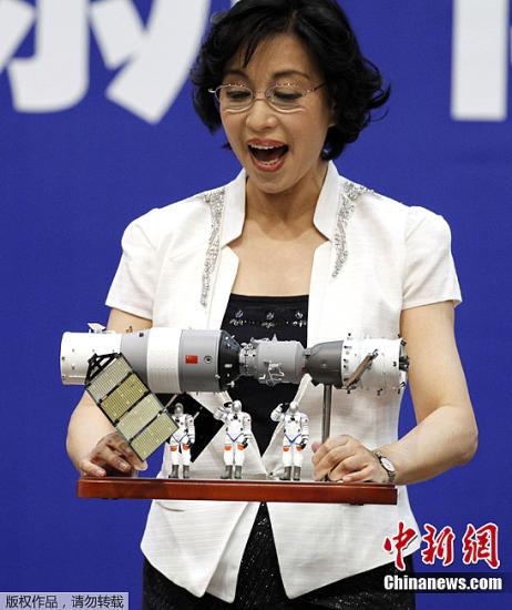 中国载人航天：首位女发言人笑谈首位女航天员