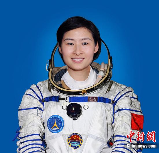 中国载人航天：首位女发言人笑谈首位女航天员