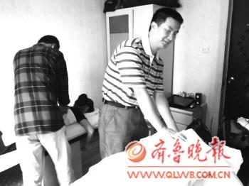 李顺文右和他手下的盲人按摩技师正在给顾客按摩。