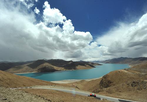 资料图：远眺宁静的羊卓雍湖（2011年5月9日摄）。新华社记者 陈海宁 摄