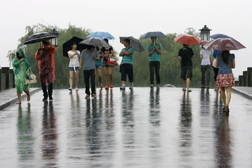 6月17日,游人在雨中游览杭州西湖景区新华社记者 崔新钰 摄