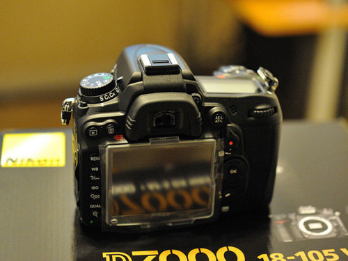 ῵D7000