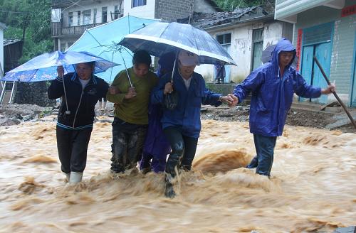 暴雨致广西隆林山洪暴发 百余房屋倒塌