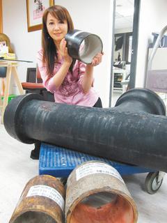 简余晏手持为现代延性铸铁管，中间较粗为日据铸铁管同型款，前方两根则是1970年代的铸铁管。 台湾《联合报》