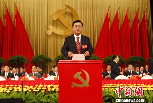 图为中共中央政治局委员、国务院副总理、重庆市委书记张德江正在投票。中新社发 孟幻 摄