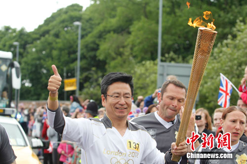 白岩松王力宏在曼城传递伦敦奥运火炬(组图)