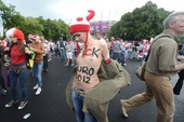 色放欧洲杯：女权组织频频示威 半裸妙龄女吸睛