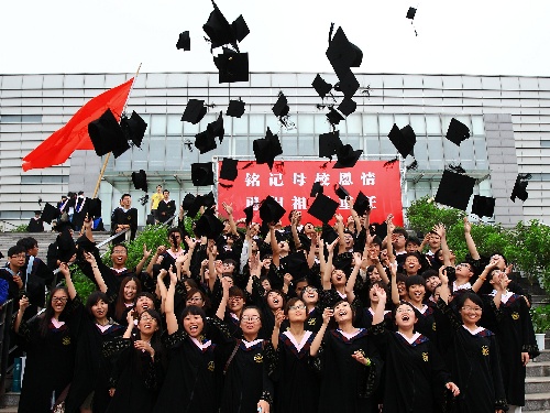 6月26日,安徽大學2012屆畢業生在校園裡拍畢業照.