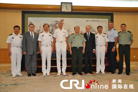 中国国防部长梁光烈上将会见来访的美军太平洋司令部司令洛克利尔。 摄影 杨琼