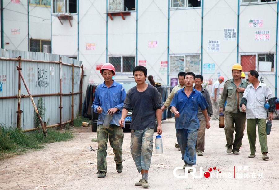 6月26日,江苏省南京市,岱山保障房建设工地,南京规模最大的民工夫妻房