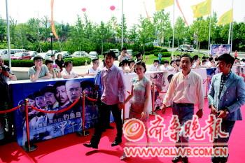 冯小宁右二携影片主创人员参加首映式。 本报记者 侯书楠 摄