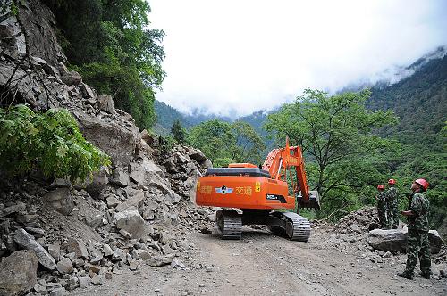 川藏公路西藏波密县境内因山体塌方交通中断(图)