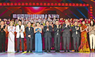 六月三十日，国家主席胡锦涛出席庆祝香港回归祖国十五周年大型文艺晚会。这是晚会结束时胡锦涛同大家一起高唱《歌唱祖国》。