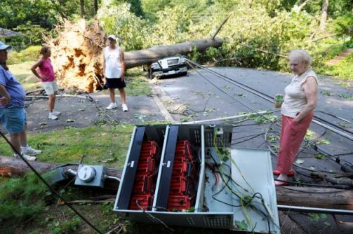 6月30日，美国首都华盛顿地区遭暴风雨袭击，树木折断躺倒街道上