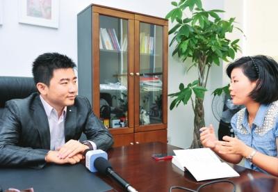 芮成钢接受本报记者的采访。