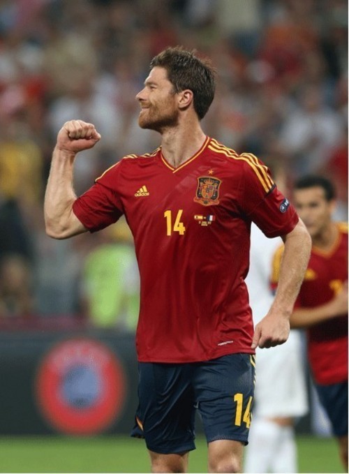 6月23日,西班牙队球员阿隆索在比赛中庆祝罚进点球.孟永民 摄
