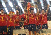 图文：西班牙庆祝欧锦赛夺冠 法布雷加斯举奖杯